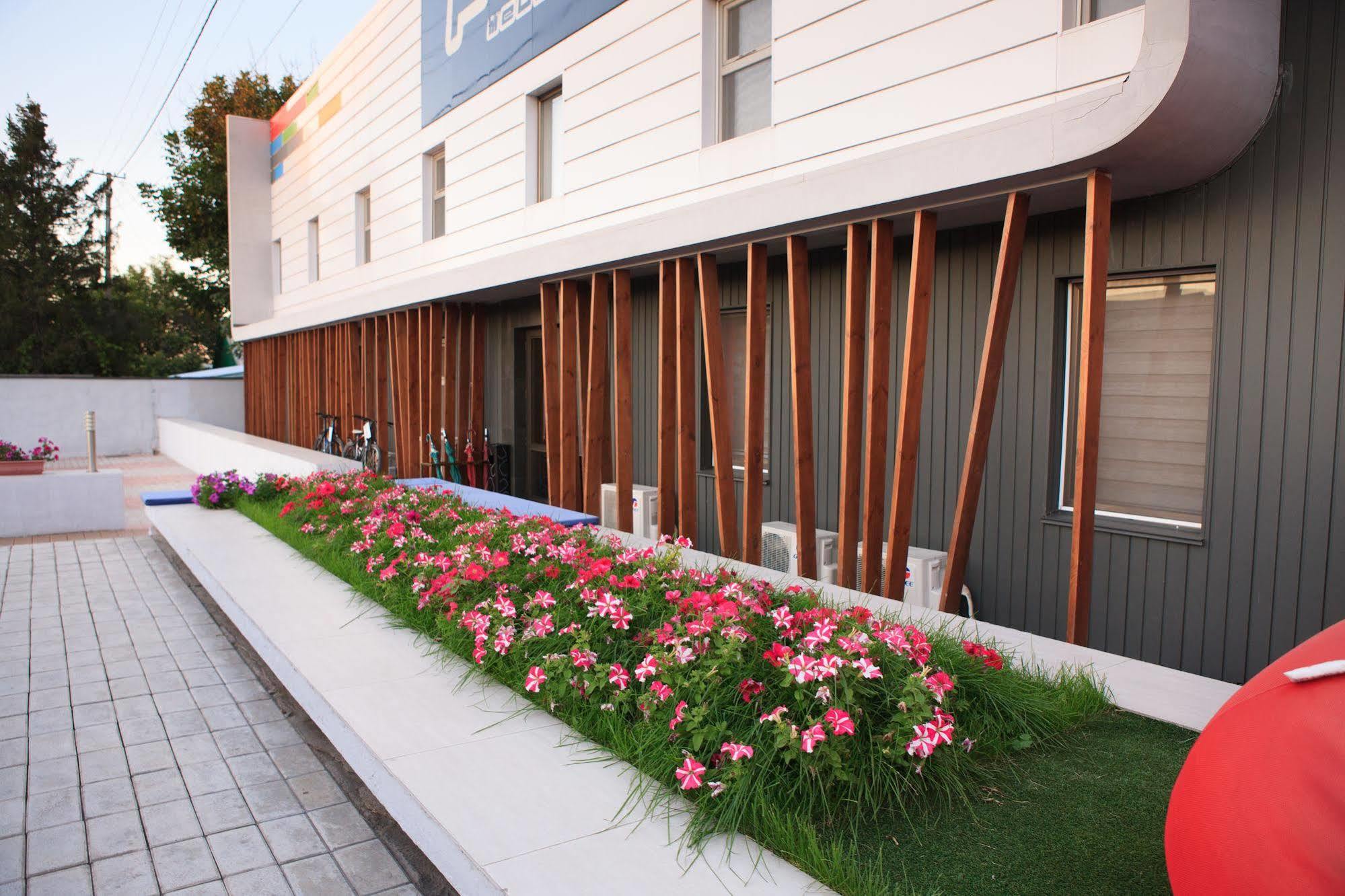 Futuro Hotel Бишкек Екстериор снимка